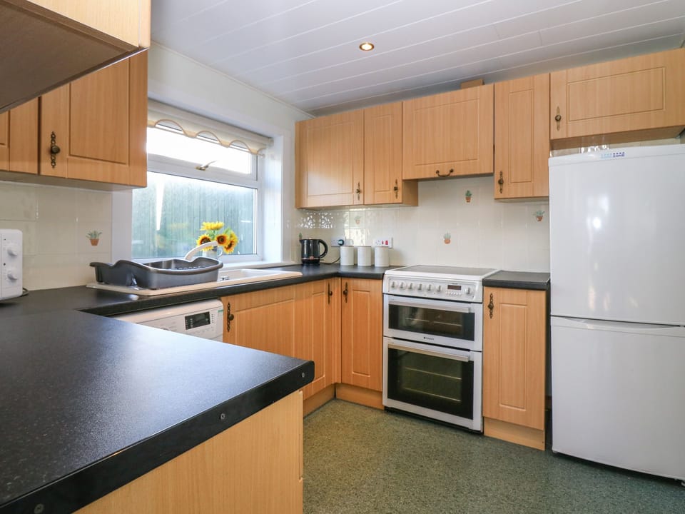 Cottage | Private kitchen | Fridge, microwave, electric kettle, toaster