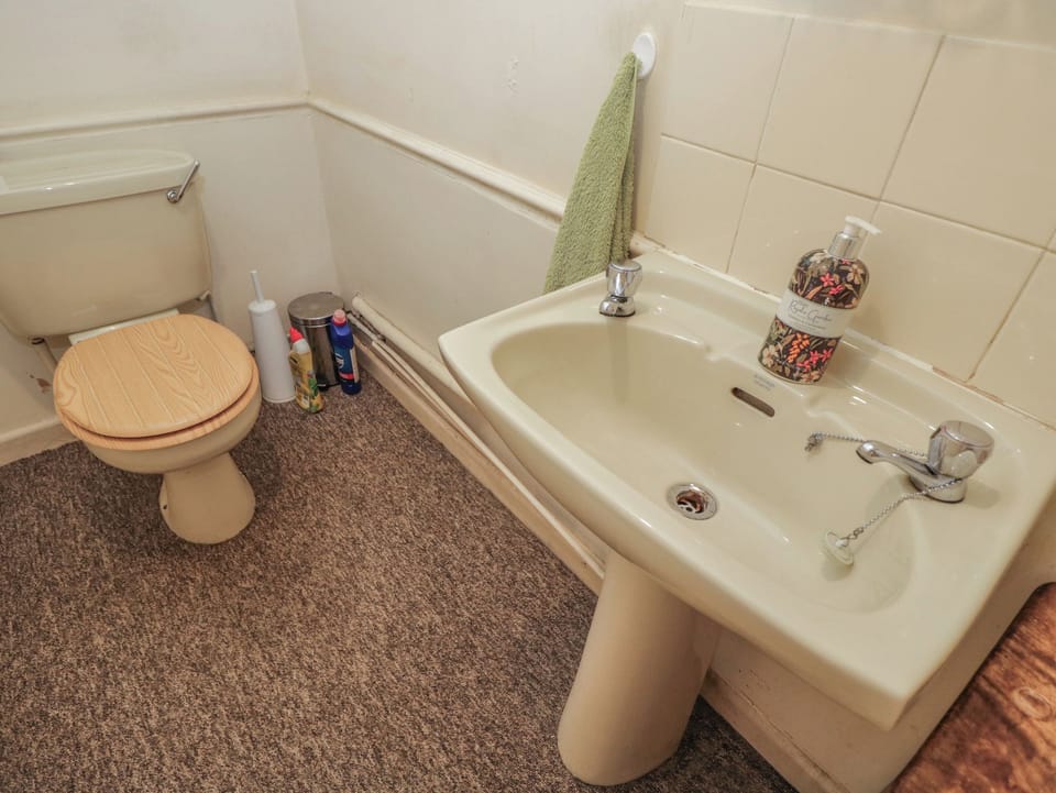 Dollar Ward House Basement Cottage in Cirencester