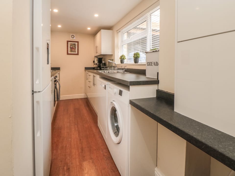 Cottage | Private kitchen | Fridge, microwave, dishwasher, electric kettle