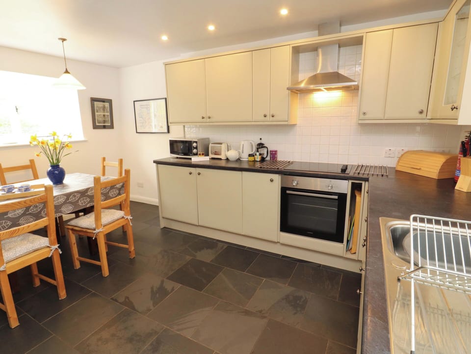 Cottage | Private kitchen | Fridge, dishwasher, electric kettle, toaster
