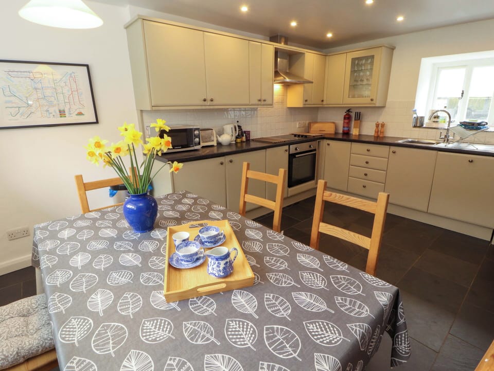 Cottage | Dining