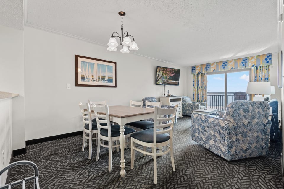 Condo, 3 Bedrooms, Balcony, Ocean View (520) | In-room dining
