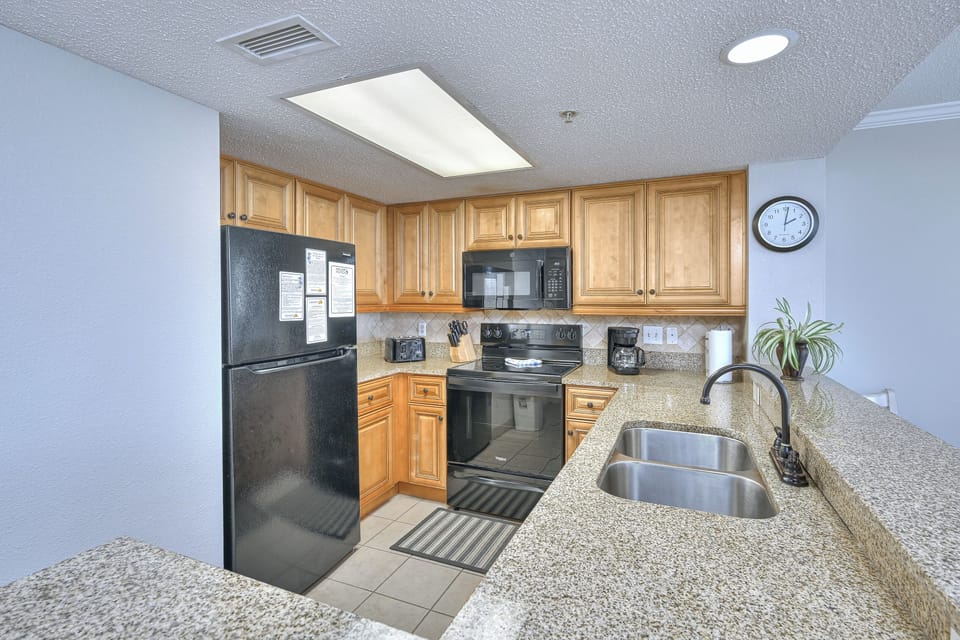 Classic Condo, 3 Bedrooms (817) | Private kitchen | Microwave, coffee/tea maker, toaster, cleaning supplies
