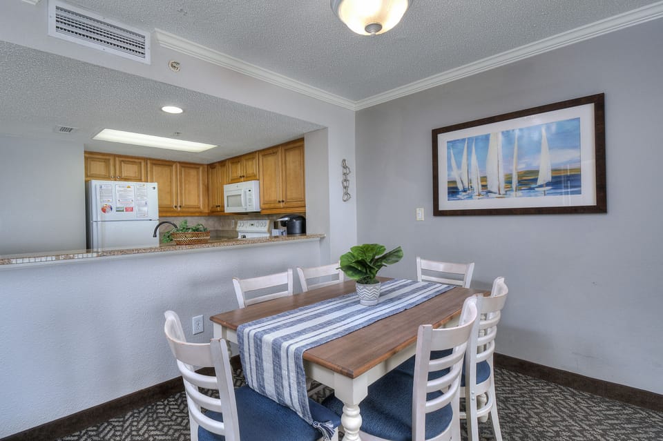 Basic Condo, 3 Bedrooms, Balcony, Partial Ocean View (1420) | In-room dining