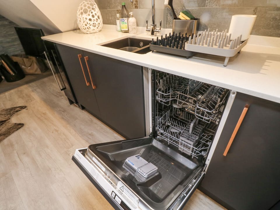 Cottage | Private kitchen | Fridge, dishwasher, electric kettle, toaster