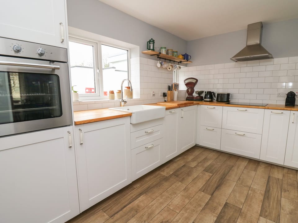 Cottage | Private kitchen | Fridge, dishwasher, electric kettle, toaster