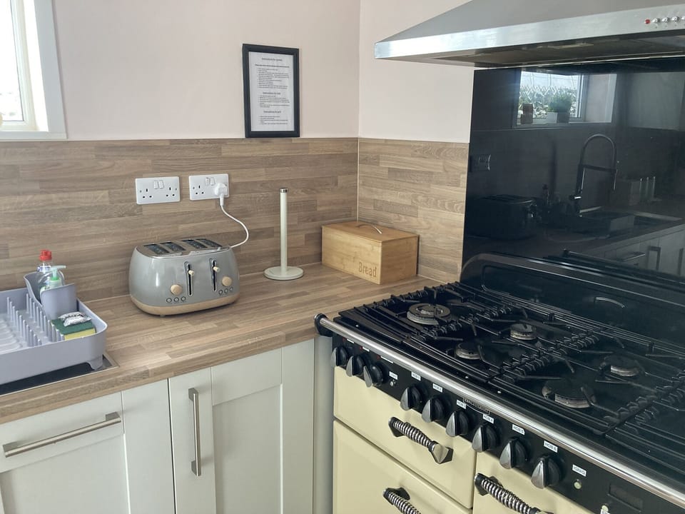 Cottage | Private kitchen | Fridge, dishwasher, electric kettle, toaster
