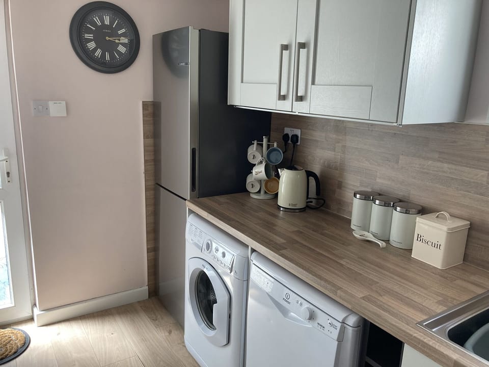 Cottage | Private kitchen | Fridge, dishwasher, electric kettle, toaster