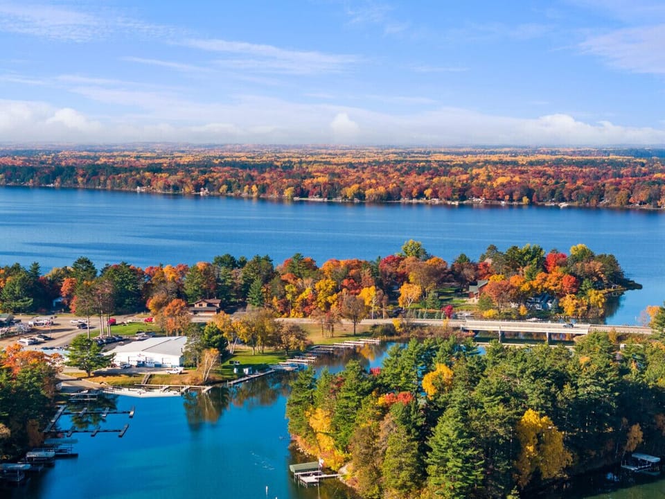 Isolated lakeside position offering a quiet and restful stay.