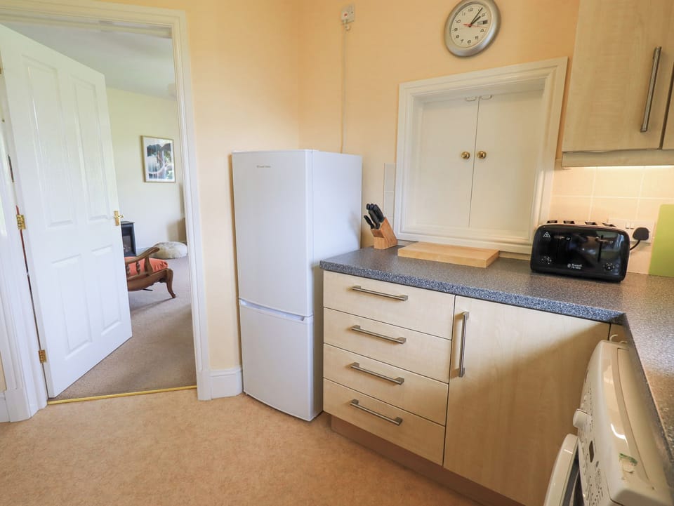 Cottage | Private kitchen | Fridge, toaster, cookware/dishes/utensils