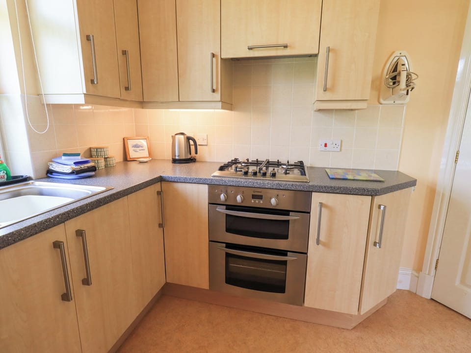 Cottage | Private kitchen | Fridge, toaster, cookware/dishes/utensils