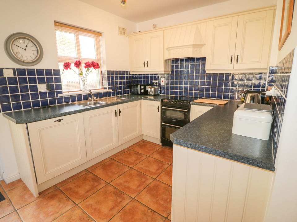 Cottage | Private kitchen | Fridge, dishwasher, cookware/dishes/utensils
