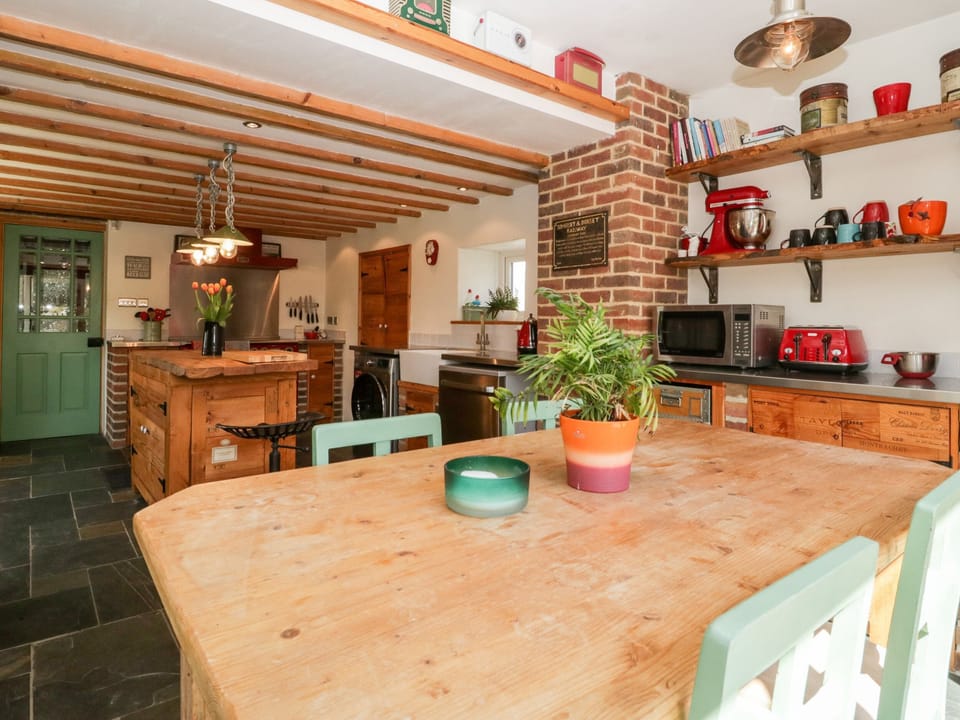 Cottage | Private kitchen | Fridge, microwave, dishwasher, electric kettle