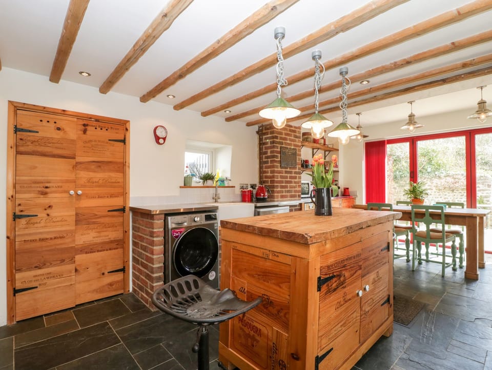 Cottage | Private kitchen | Fridge, microwave, dishwasher, electric kettle