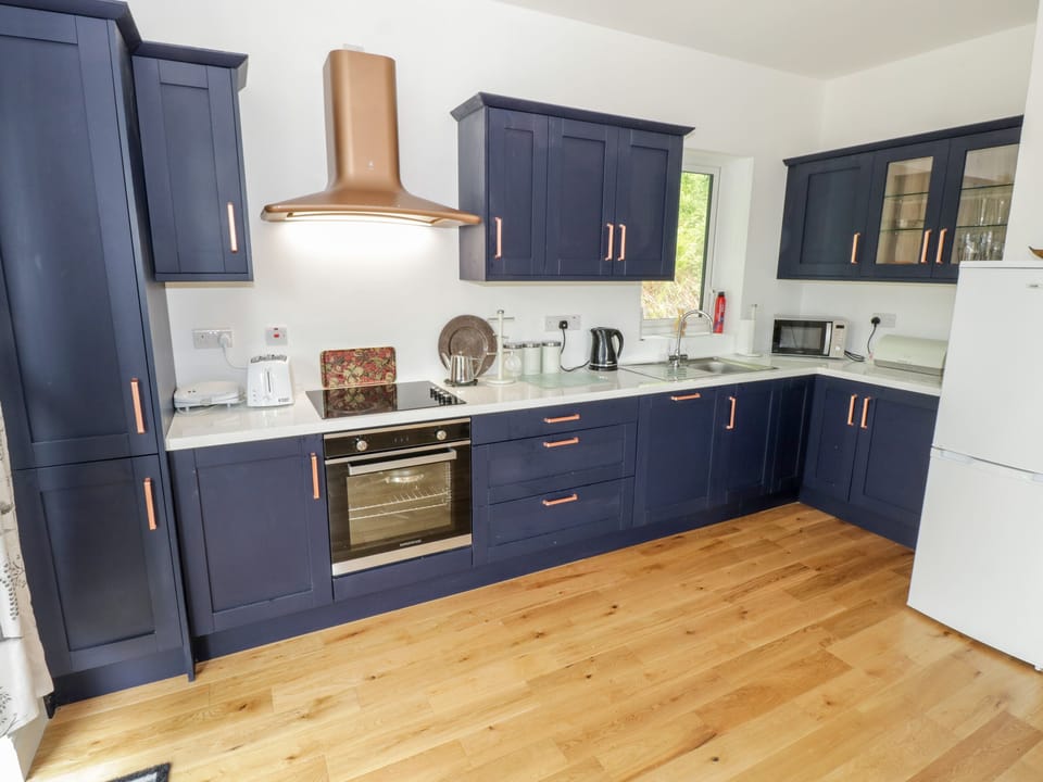 Cottage | Private kitchen | Dishwasher, electric kettle, cookware/dishes/utensils