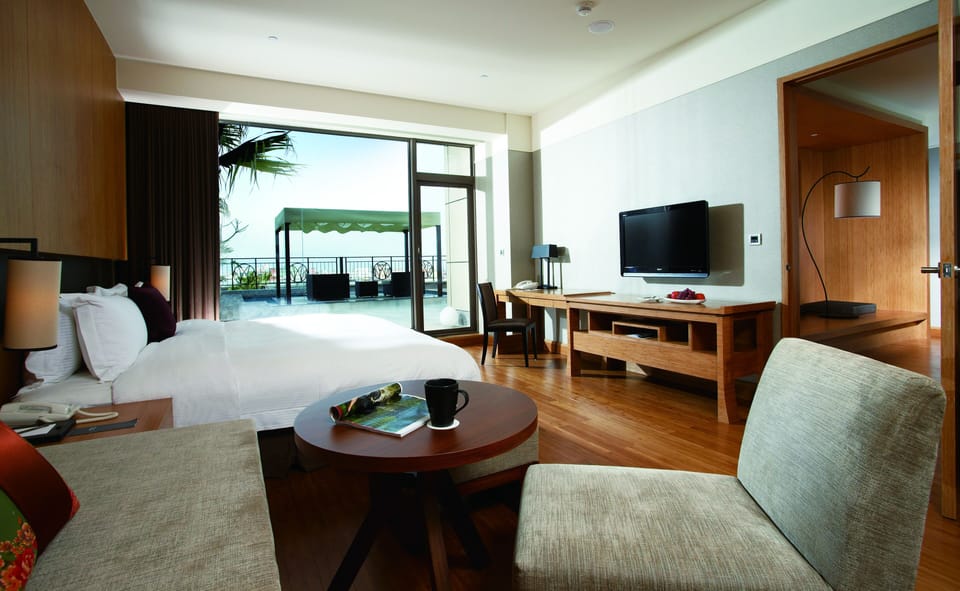 Garden House | Premium bedding, minibar, in-room safe, blackout drapes