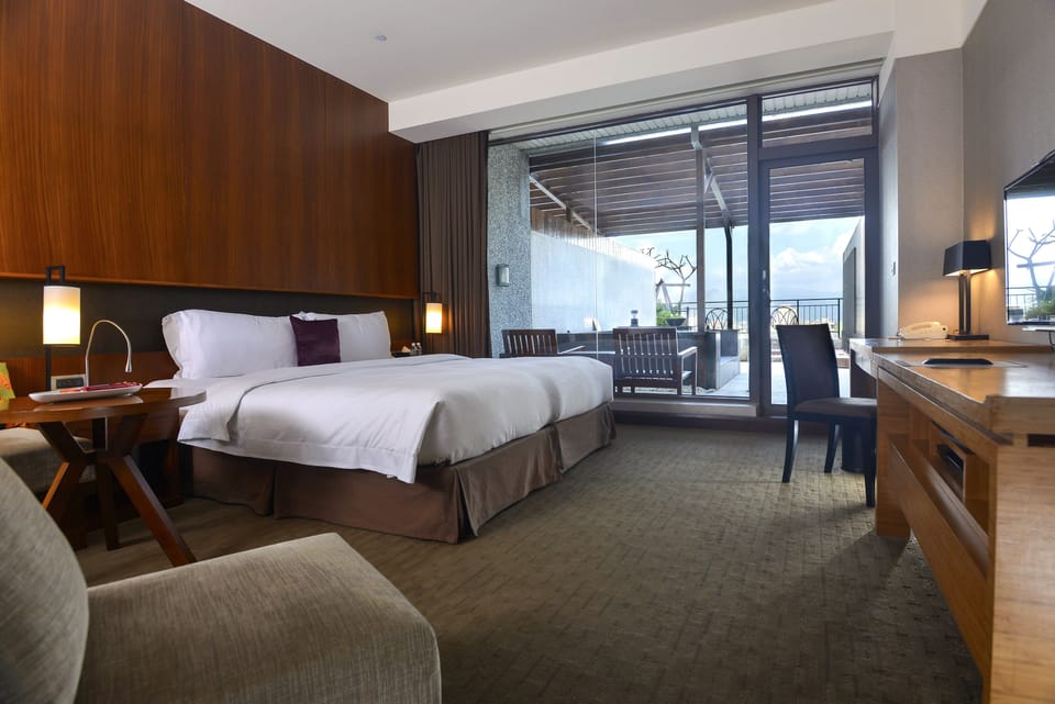 Comfort Suite | Premium bedding, minibar, in-room safe, blackout drapes