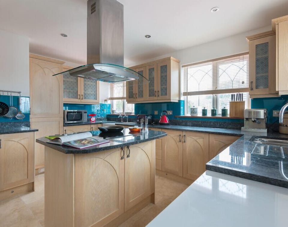 Cottage | Private kitchen | Fridge, dishwasher, toaster, cookware/dishes/utensils