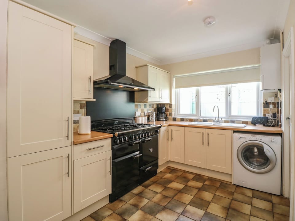Cottage | Private kitchen | Fridge, electric kettle, toaster, cookware/dishes/utensils