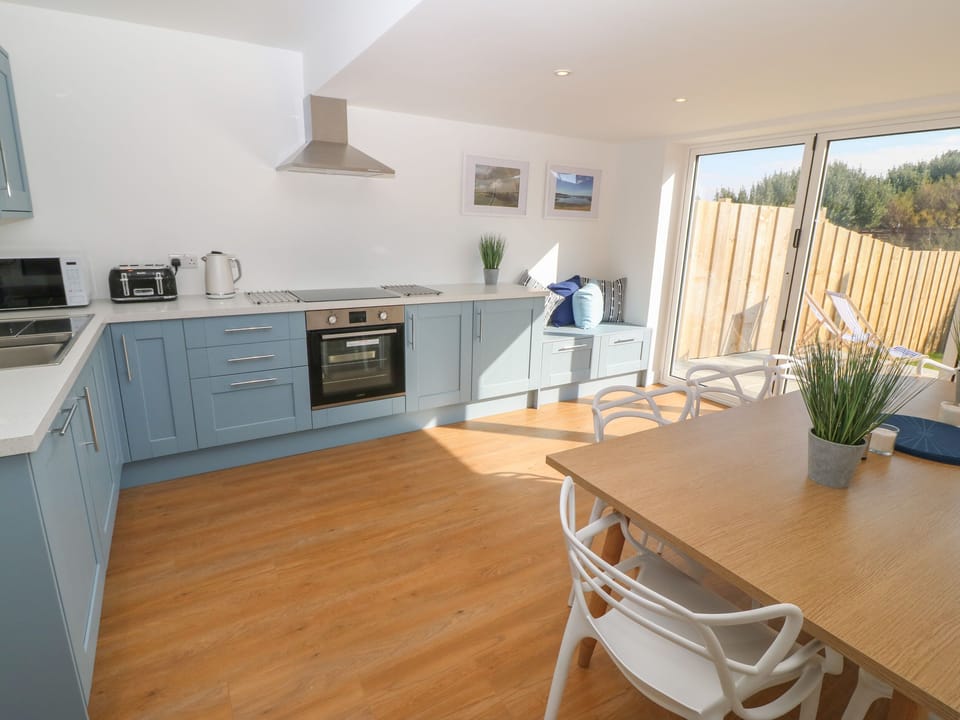 Cottage | Private kitchen | Fridge, dishwasher, cookware/dishes/utensils