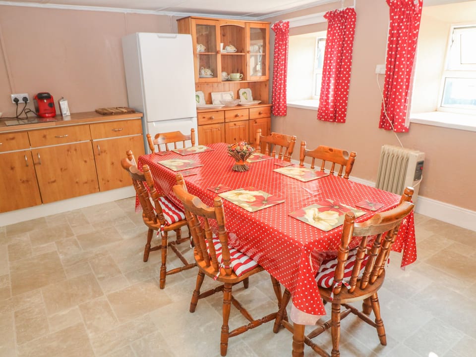 Cottage | Private kitchen | Electric kettle, toaster, cookware/dishes/utensils