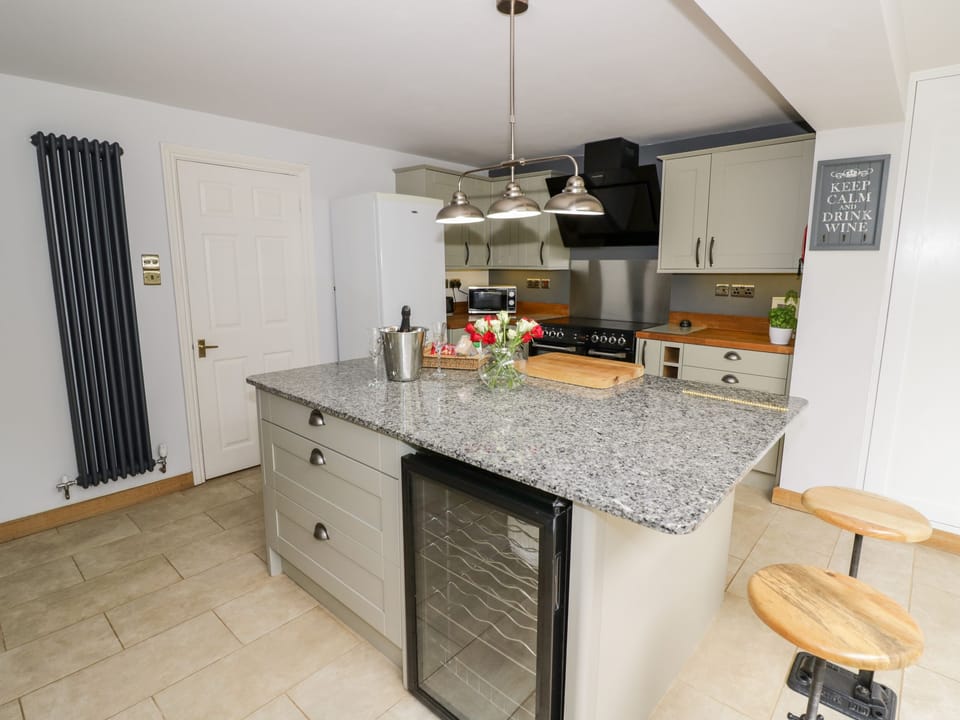 Cottage | Private kitchen | Fridge, dishwasher, cookware/dishes/utensils