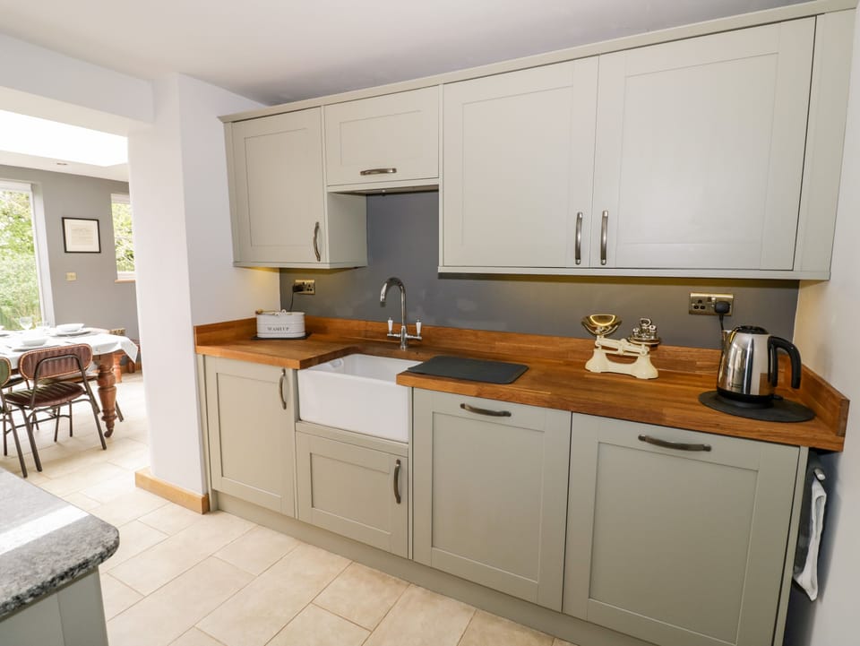 Cottage | Private kitchen | Fridge, dishwasher, cookware/dishes/utensils