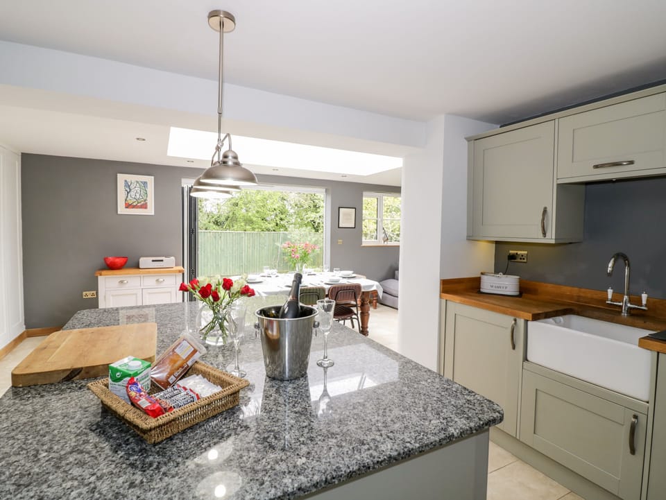 Cottage | Private kitchen | Fridge, dishwasher, cookware/dishes/utensils