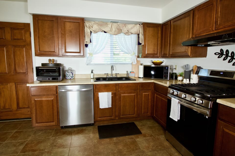 Kitchen: new refrigerator, stove/oven, dishwasher, microwave, toaster oven.