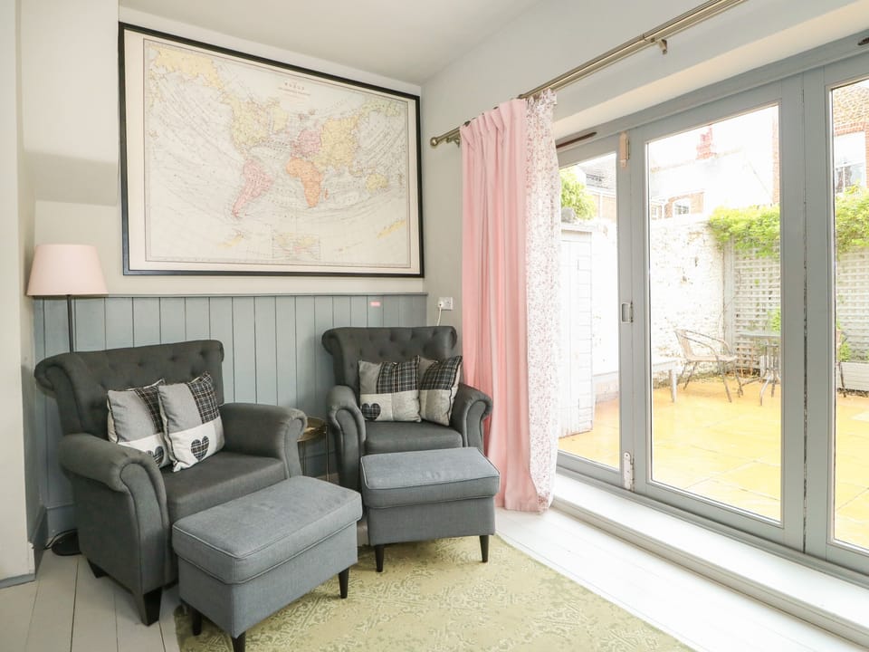 Cottage | Living room | TV, fireplace