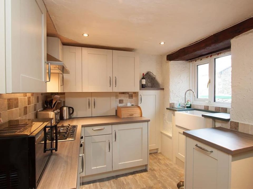 Cottage | Private kitchen | Fridge, microwave, dishwasher, cookware/dishes/utensils