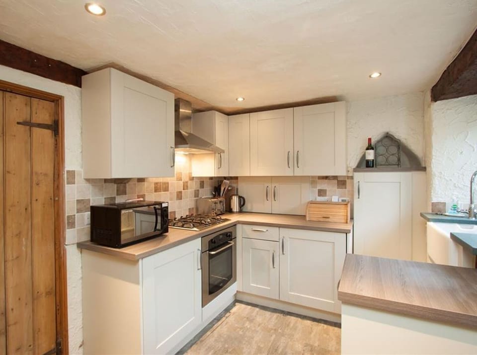 Cottage | Private kitchen | Fridge, microwave, dishwasher, cookware/dishes/utensils