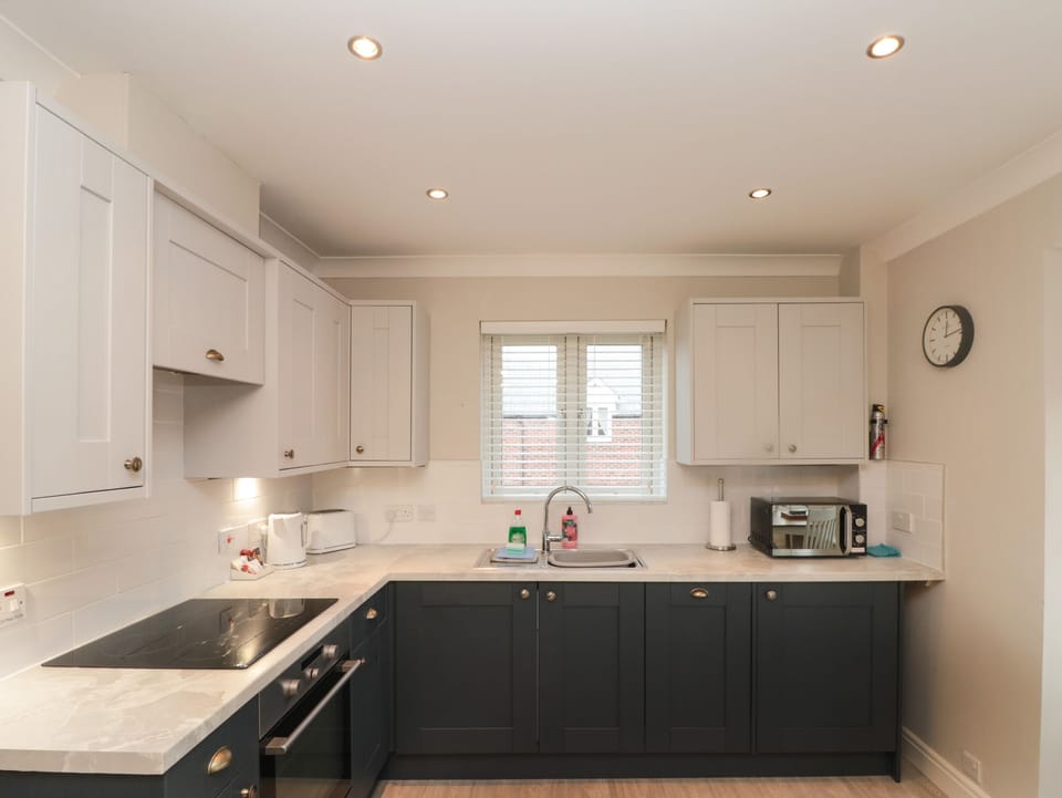 Cottage | Private kitchen | Fridge, microwave, dishwasher, electric kettle