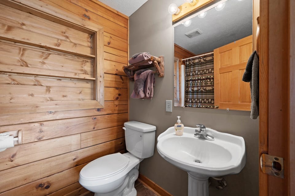 A full bathroom attached to the king-sized bedroom. 