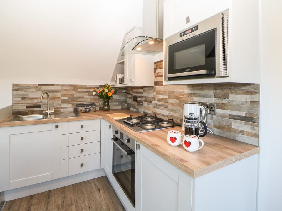 Cottage | Private kitchen | Fridge, microwave, electric kettle, toaster