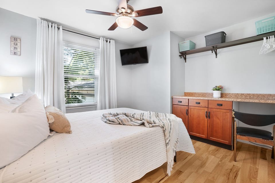 Bdrm#3
Cozy Queen 32inTV◇FullLengthMirror◇WorkSpace◇HickoryFloors◇NOcarpet