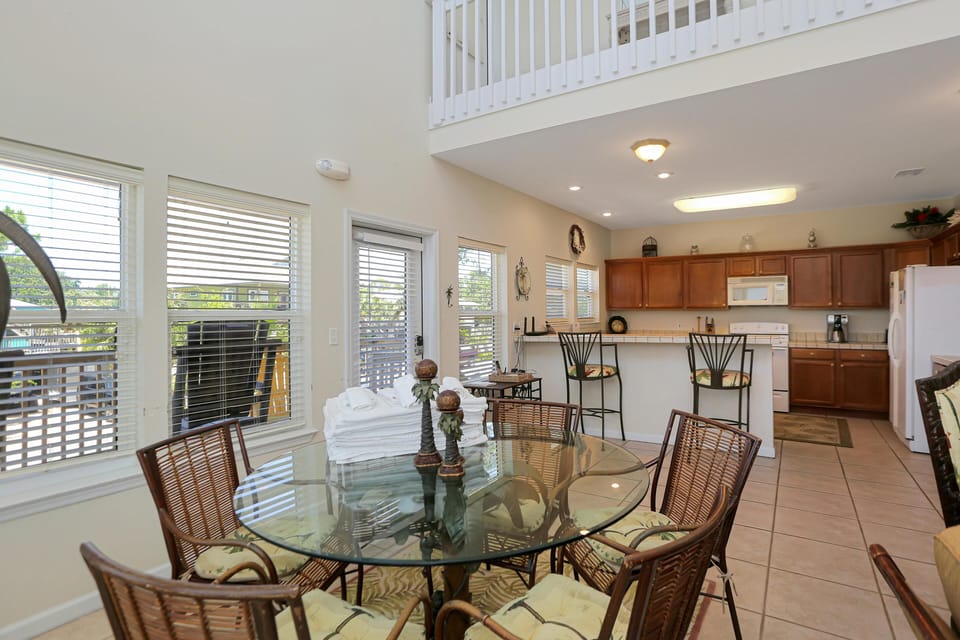 House, Multiple Beds (Yellow Bird) | Dining