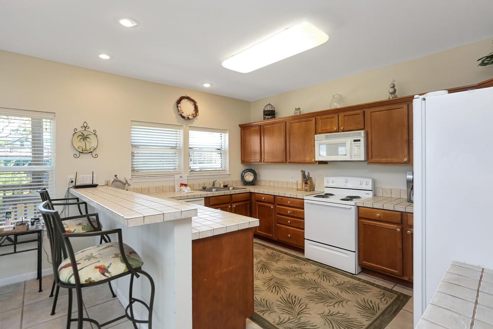 House, Multiple Beds (Yellow Bird) | Private kitchen