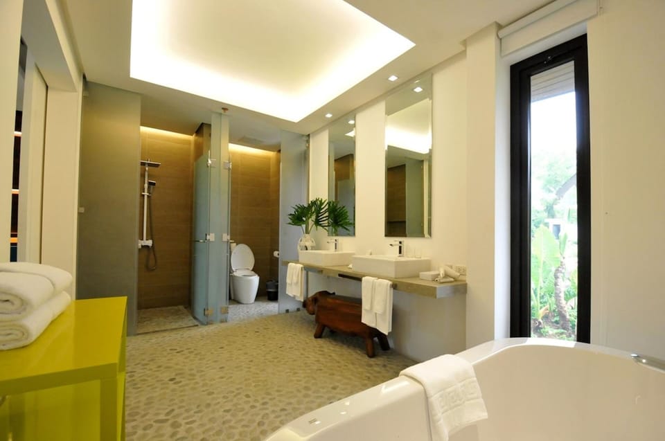 One-Bedroom Suite | Bathroom | Combined shower/tub, rainfall showerhead, free toiletries, hair dryer