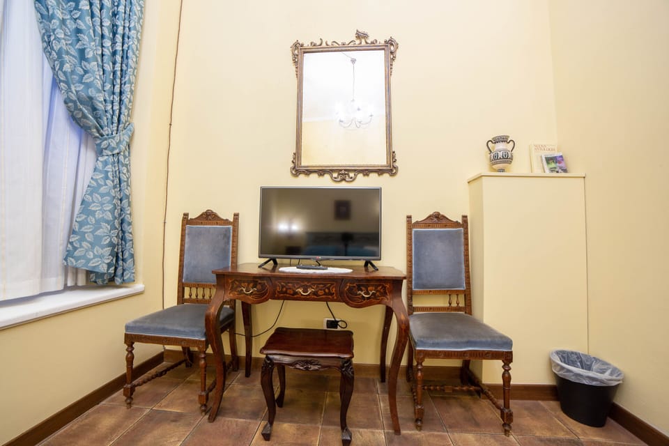 Classic Double or Twin Room | In-room dining