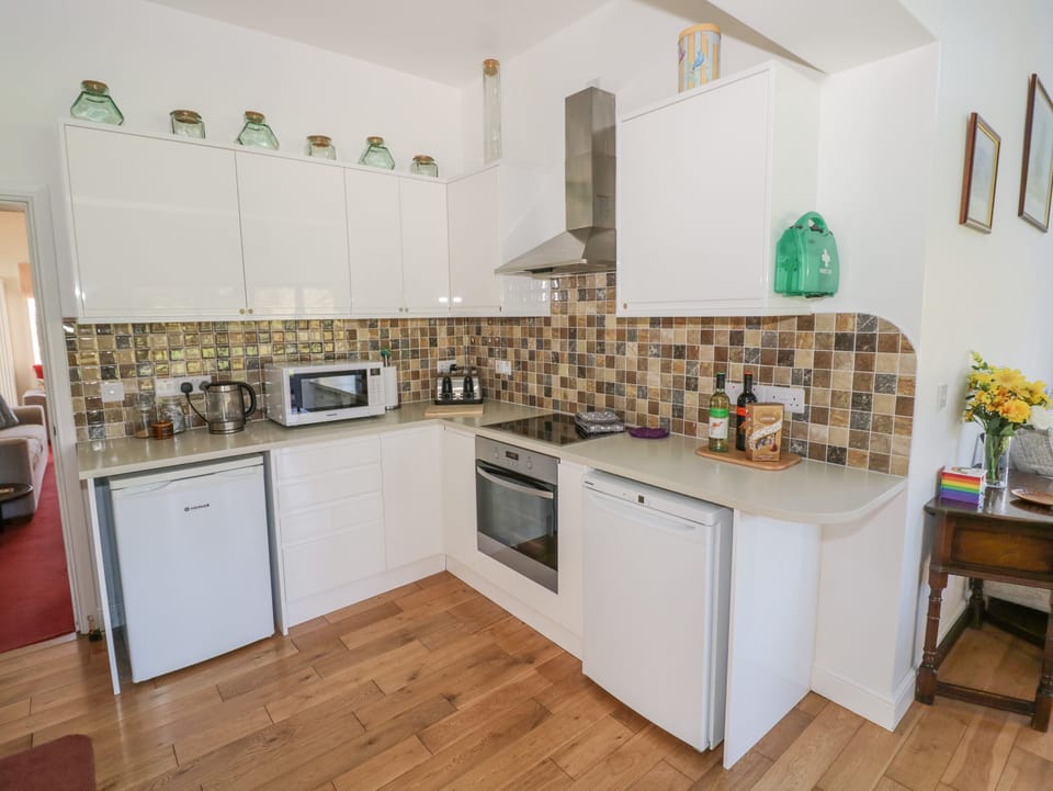 Cottage | Private kitchen | Fridge, dishwasher, electric kettle, toaster
