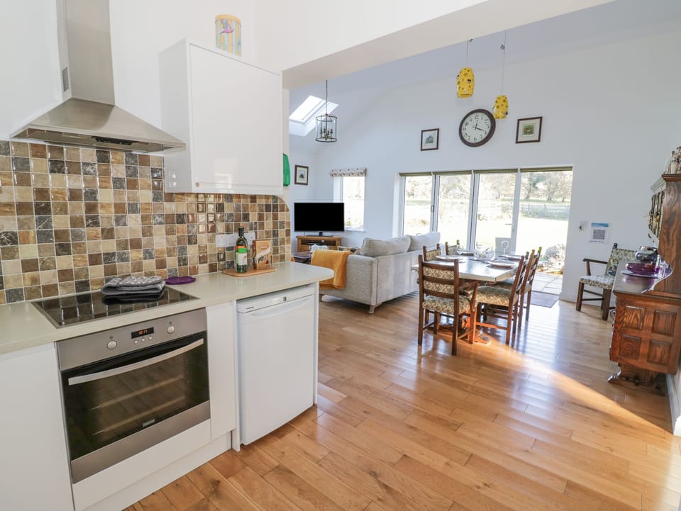 Cottage | Private kitchen | Fridge, dishwasher, electric kettle, toaster
