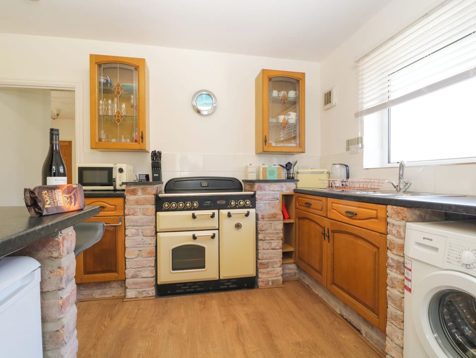 Cottage | Private kitchen | Fridge, electric kettle, toaster, cookware/dishes/utensils