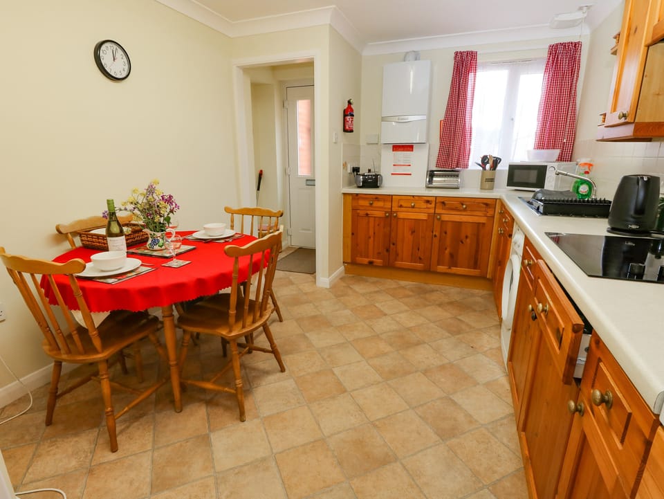 Cottage | Private kitchen | Fridge, microwave, electric kettle, toaster