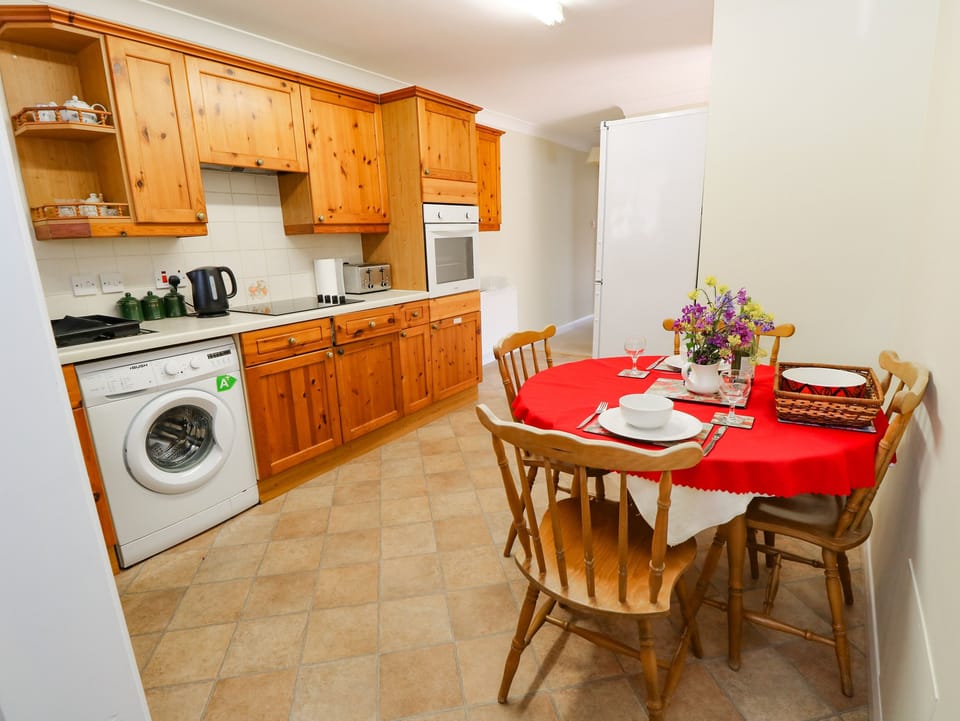 Cottage | Private kitchen | Fridge, microwave, electric kettle, toaster