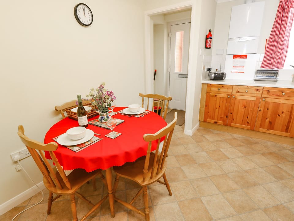 Cottage | Private kitchen | Fridge, microwave, electric kettle, toaster