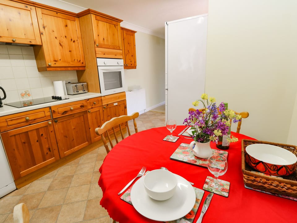 Cottage | Private kitchen | Fridge, microwave, electric kettle, toaster