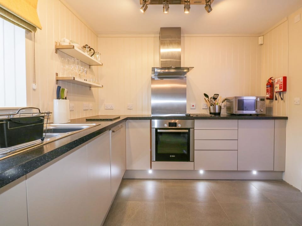 Cottage | Private kitchen | Fridge, dishwasher, electric kettle, toaster