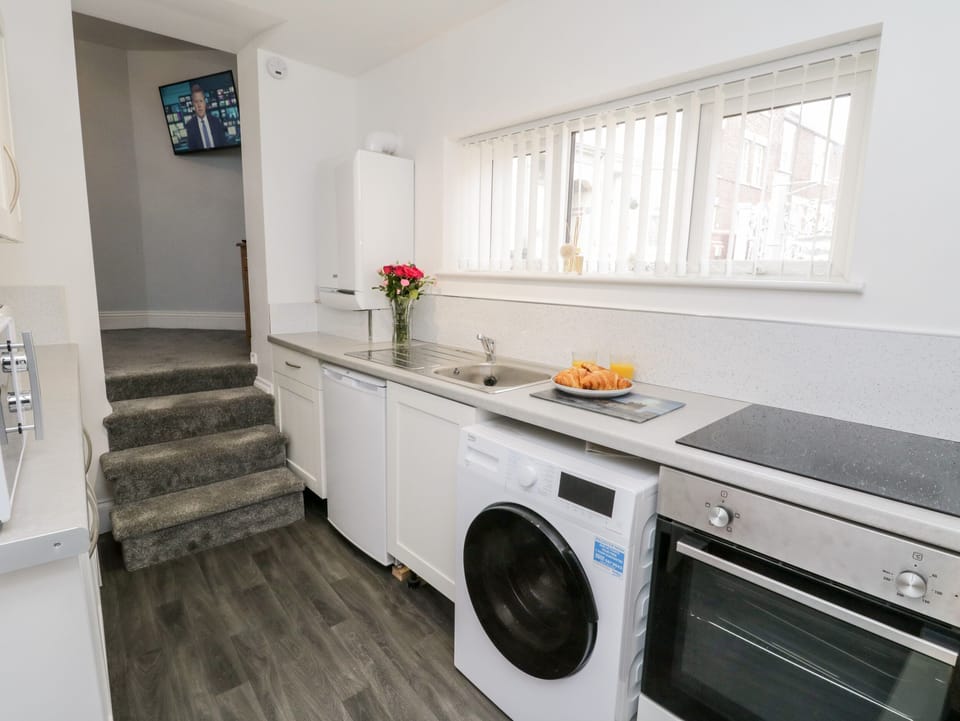 Cottage | Private kitchen | Fridge, microwave, cookware/dishes/utensils