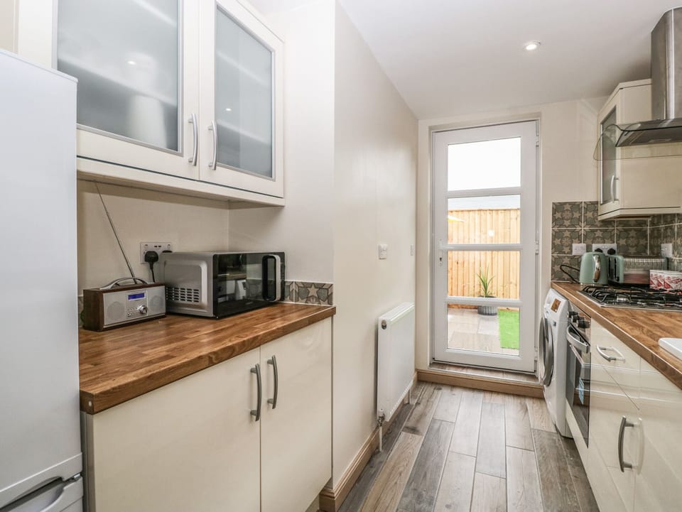 Cottage | Private kitchen | Fridge, electric kettle, toaster, cookware/dishes/utensils